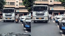 Người đàn ông nổi quạu khi xe tưới cây xịt nước vào người
