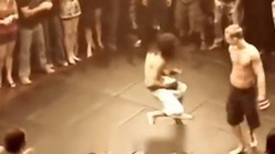 Võ sĩ nhảy múa cà chớn bị đối thủ tung một đòn hạ knock-out