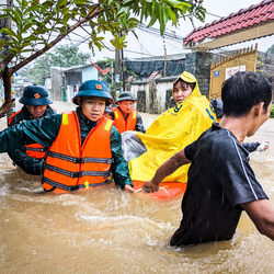 Podcast: Nguyên nhân gây mưa lớn ở miền Trung là gì, liệu có lặp lại lũ lịch sử 1999?