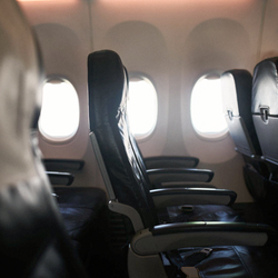 Podcast: Tiếp viên hàng không tiết lộ ba nơi bẩn nhất trên máy bay