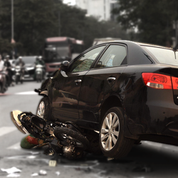 Podcast: Từ vụ ô tô tông 17 xe máy, cách nào để tài xế không đạp nhầm chân ga?