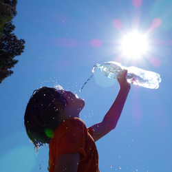 Podcast: Mùa nóng, trẻ em cần uống bao nhiêu nước mỗi ngày để tránh mất nước?