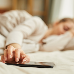 Podcast: Bốn đồ vật nguy hại cho sức khoẻ nếu để đầu giường ngủ