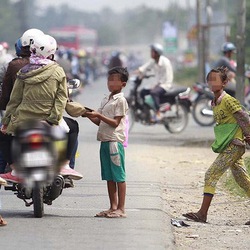 Podcast: Băn khoăn chuyện cho hay không cho tiền trẻ ăn xin