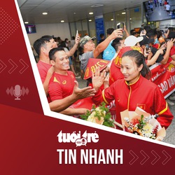 Tin tức tối 3-8: Tuyển nữ Việt Nam được người hâm mộ chào đón tại sân bay