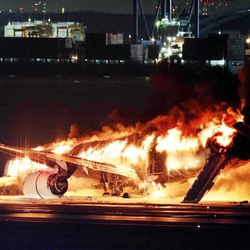 Điều gì giúp 379 người thoát khỏi chiếc máy bay Japan Airlines bốc cháy?