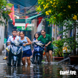 Người dân TP.HCM 'than trời' vì ngập do triều cường cao kết hợp với mưa to