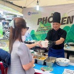 Thực khách Hàn Quốc thích thú với phở Việt, bánh mì, chả giò tại Vietnam Phở Festival 2024