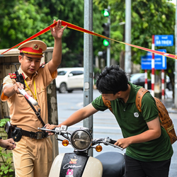 Từ 1-1-2025, người dân chạy xe cần chú ý quy định mới về kiểm tra của cảnh sát giao thông