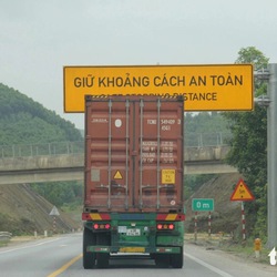 Cần đặc biệt lưu ý gì khi lái xe trên cao tốc Cam Lộ - La Sơn?