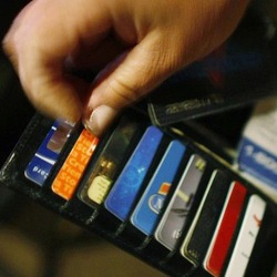 Tại sao bỏ dùng thẻ rất lâu nhưng ngân hàng vẫn 'âm thầm' thu phí, ghi nợ?