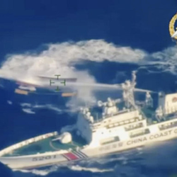 Tàu Trung Quốc phun vòi rồng làm tàu Philippines hư hại nặng ở bãi Cỏ Mây, 3 lính hải quân bị thương