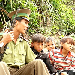 Chuyện chưa kể sau những tấm ảnh đặc biệt - Kỳ 3: Người lính biên phòng nơi sông Hồng chảy vào đất Việt