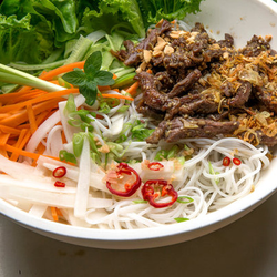 Món bún bò Nam Bộ trứ danh ở Hà Nội có nguồn gốc từ đâu?