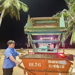 Công nhân cải tiến xe sàng cát làm sạch bãi biển Nha Trang