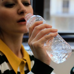 Uống nước từ chai nhựa có làm tăng nguy cơ mắc bệnh tiểu đường?