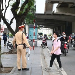 Có phải mọi trường hợp đi bộ qua đường đều phải 'có tín hiệu bằng tay'?