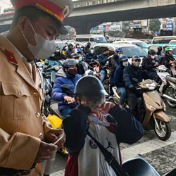 Đèn tín hiệu giao thông 'đang xanh bất ngờ đỏ', người đi đường có bị phạt oan?