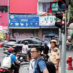 Đèn đỏ bật sáng nhưng cảnh sát giao thông cho đi, tài xế có bị phạt nguội?