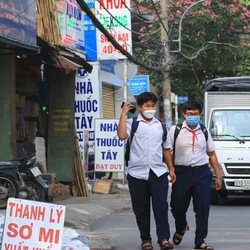 Cần phải xử phạt luôn những người lấn chiếm vỉa hè, chiếm chỗ của người đi bộ