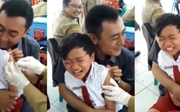 Chết cười với cậu bé sợ tiêm