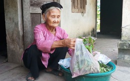 Cụ bà 83 tuổi ở Thanh Hóa lên Ủy ban xã nằng nặc xin trả sổ hộ nghèo