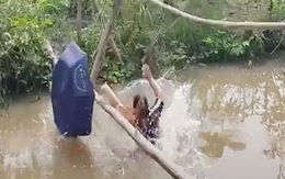 "Cô Thắm về làng" đi cầu khỉ trượt chân ngã xuống kênh