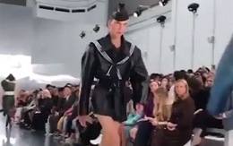 Người mẫu 'hùng hổ' bước đi kỳ quái trên sàn catwalk