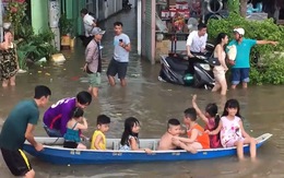 Trẻ em Cần Thơ chèo thuyền nô đùa trên quốc lộ vì triều cường quá cao