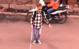 Chàng trai giả mù để qua đường "an toàn"