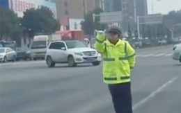 Cảnh sát biến mình thành "cột đèn đỏ" để điều tiết giao thông