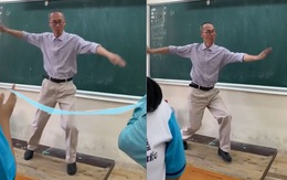 TS Lê Bá Khánh Trình múa phụ họa cho học sinh hát bài "Bụi phấn"