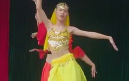 Cả trường trầm trồ trước điệu múa belly dance của 7 nam sinh mừng 20-11