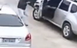Dùng súng cướp ôtô nhưng không biết lái xe