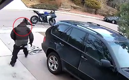 Tên trộm đi môtô bị tụt quần khi tẩu thoát