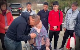 HLV Park Hang-seo bật khóc khi về quê thăm mẹ già 97 tuổi