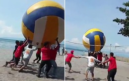 Đánh bóng chuyền siêu to khổng lồ trên bãi biển