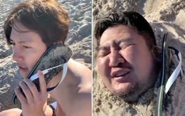 Ji Chang Wook lấy dép gọi điện thoại troll sau khi vùi bạn xuống cát
