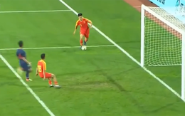 Cầu thủ Trung Quốc lừa qua thủ môn đối diện khung thành trống vẫn sút không vào