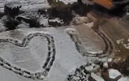Người chồng tranh thủ tỏ tình với vợ khi tuyết rơi