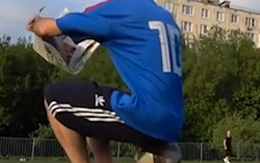 Cầu thủ dùng mông bắt gọn bóng trong một nốt nhạc