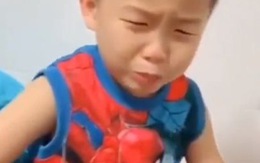 Cậu bé khóc vì sợ mẹ đau khi sinh em bé