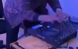 Bà cụ dùng máy tính của cháu để chơi nhạc DJ
