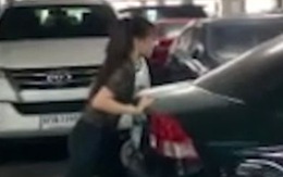 Bạn gái Văn Lâm trổ tài tay không đẩy ôtô