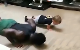 Em bé thách đấu chống đẩy một tay với thanh niên da đen vạm vỡ