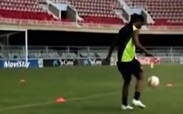 Ronaldinho bốn lần liên tiếp chủ đích sút bóng dội xà