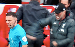 Klopp bồng bột ăn mừng chọc tức trọng tài, và... đang chờ cái kết