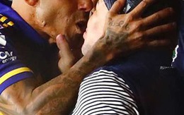Không sợ COVID-19, Tevez lại "hôn môi" Maradona để lấy hên