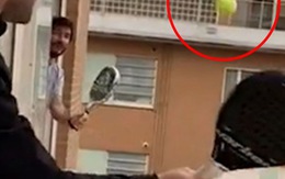 Cùng hàng xóm chơi tennis qua cửa sổ chung cư vì dịch Covid-19