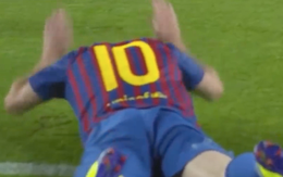 Lão tướng 35 tuổi nào phá được bóng ngay trong chân Messi?
